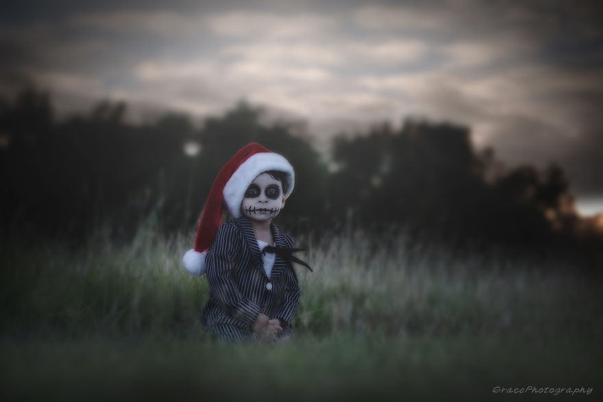 This American Photographer Specializes In Photographing Kids In Costume For Halloween, And It's Seriously Spooky
