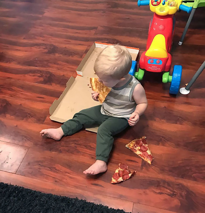 Cuando los padres notan demasiado tarde que el niño ha robado la caja de la pizza y se la está comiendo en el suelo
