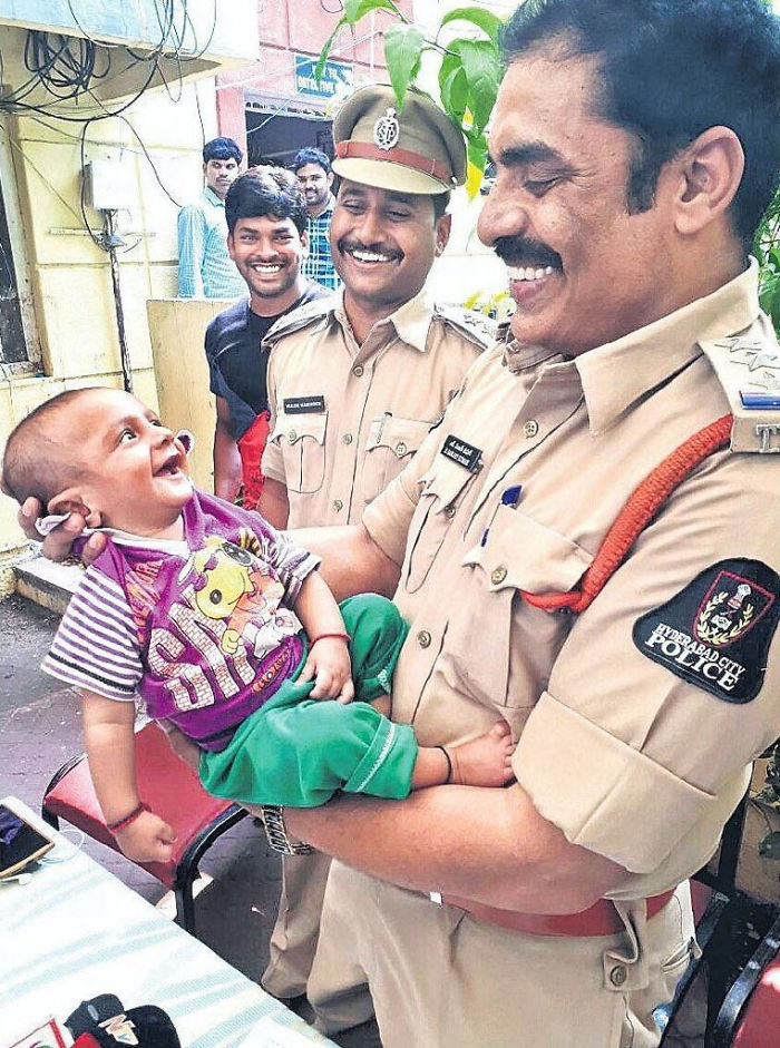 Bayi tersenyum pada polisi