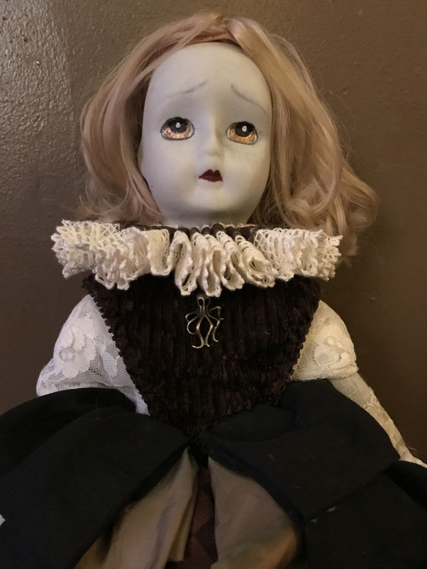I Refurbish Old Dolls Into Creepy Halloween Decorations