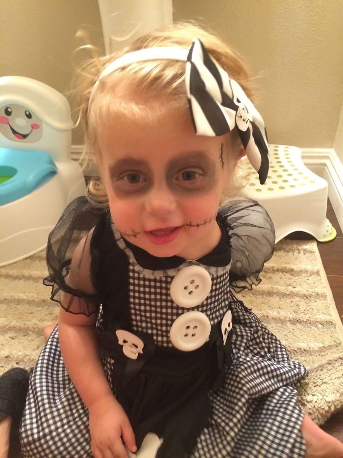 Mother Creates Halloween Costumes For Her 3-Year-Old Who Had Her Arm Amputated Because Of Cancer