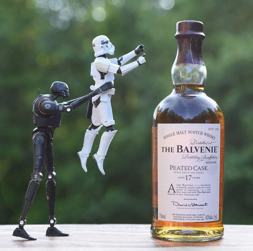 https://static.boredpanda.com/blog/wp-content/uploads/2017/10/Photographer-Poses-Stormtroopers-with-Top-Shelf-Liquor-and-the-Results-Are-Awesome-59e7ed8e9646d-png__880.jpg