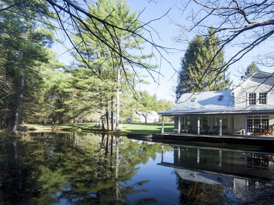 This Farmhouse Looks Like It's Floating On Water
