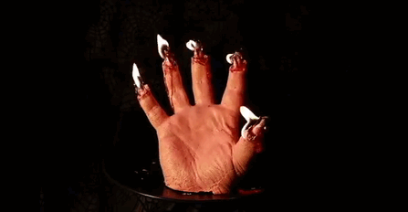 Esta vela en forma de mano sangrante muestra su esqueleto oculto al derretirse, y es terrorífico
