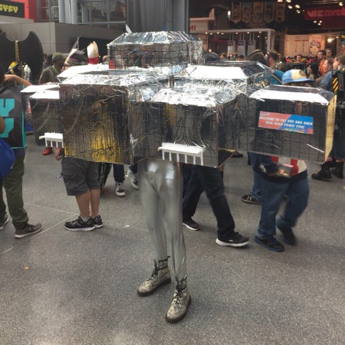 Everyone Is Freaking Out Over This Person Who Dressed Up At The New York Comic Con And You Have To See Why