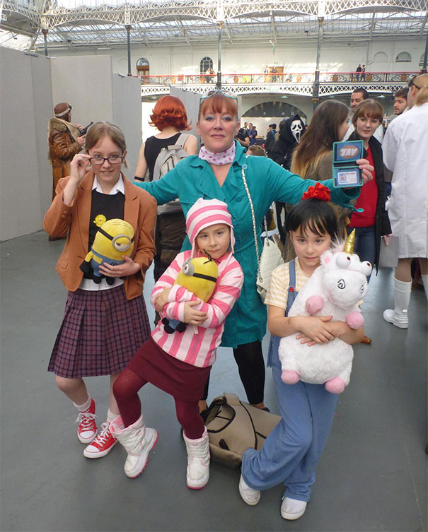 Amazing Cosplay Family At London Film And Comicon. Despicable Me 2!