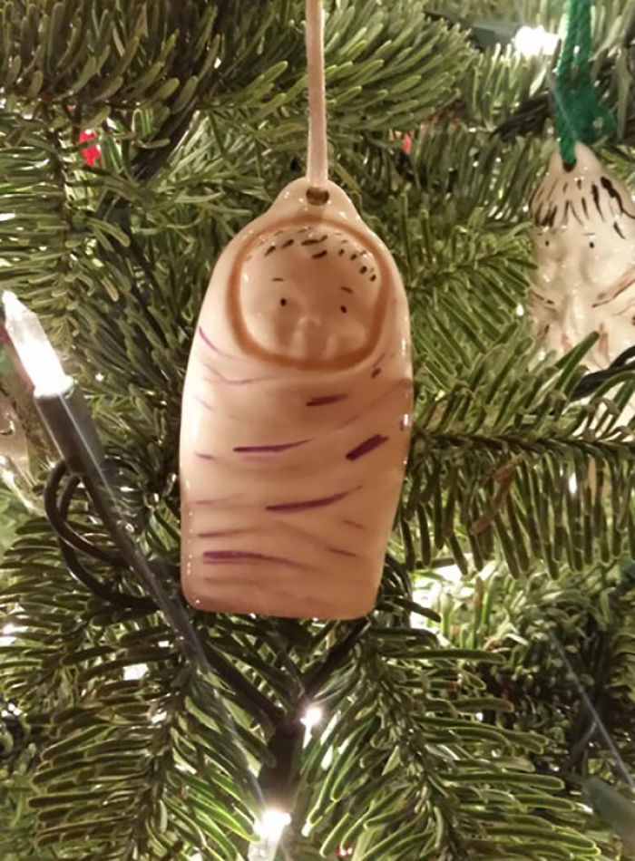 Me preguntaba por qué mi religiosa suegra tenía un dedo amputado en el árbol de navidad. Luego lo miré de cerca