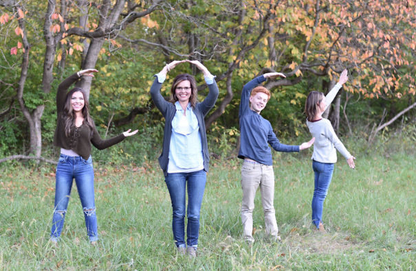 Oh My Gosh We Really Don’t Deserve My Mom. All She Wanted To Do Was Spell Out Love In Our Family Pictures. She Had No Idea