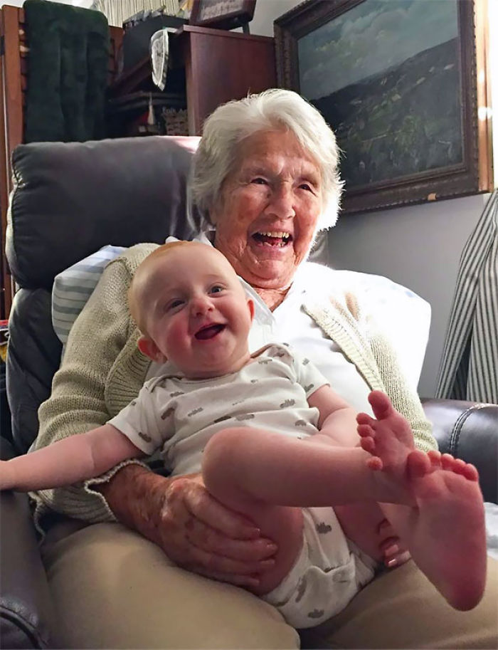 Mi abuela de 96 años conociendo a su bisnieta, no sé quién está más contenta
