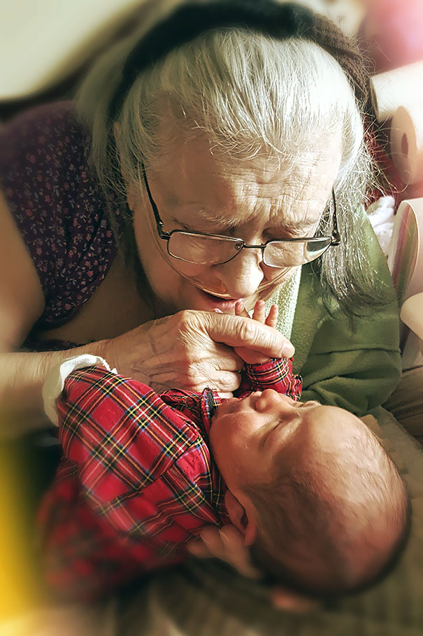 My 3-Day-Old Newborn Son Got To Meet His Dying Grandmother Yesterday. Im So Glad I Have This Photo To Remember The Occasion
