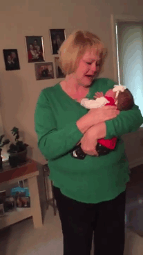 Abuela sorprendida con su nieta adoptada