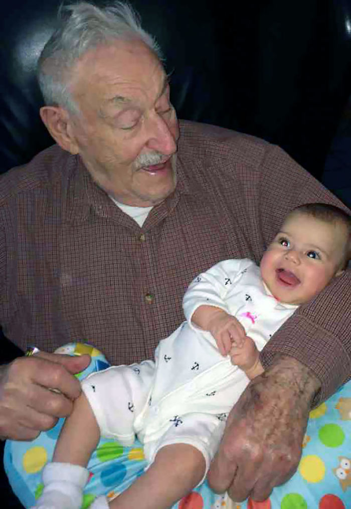 Abuelo de 91 años conoce a su nieta de 91 días