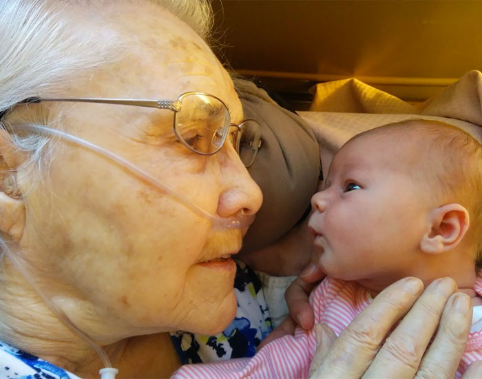 124 Photos Of Grandparents Meeting Their Grandchildren That Will Make You Weak In The Knees