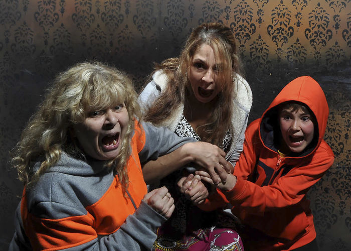 100 Hysterical Moments When People Got Scared To Death At A Haunted House, Caught By A Secret Cam