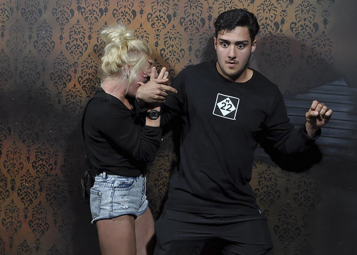 100 Hysterical Moments When People Got Scared To Death At A Haunted House, Caught By A Secret Cam
