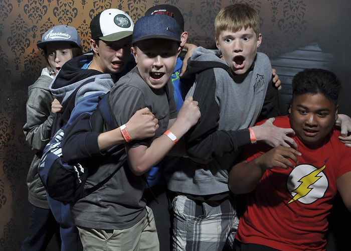 100 Hysterical Moments When People Got Scared To Death At A Haunted House, Caught By A Secret Cam