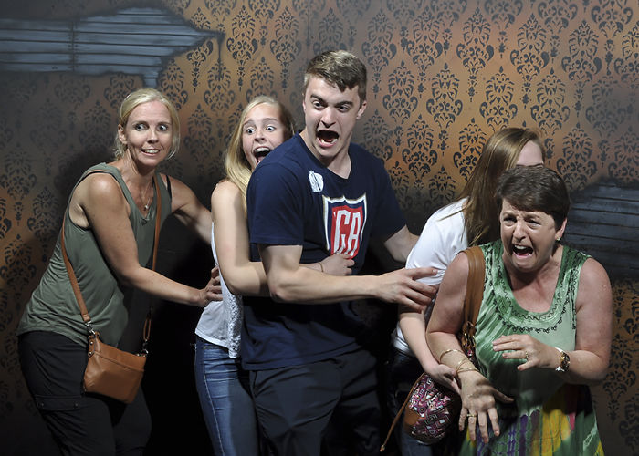 100 Hysterical Moments When People Got Scared To Death At A Haunted House, Caught By A Secret Cam