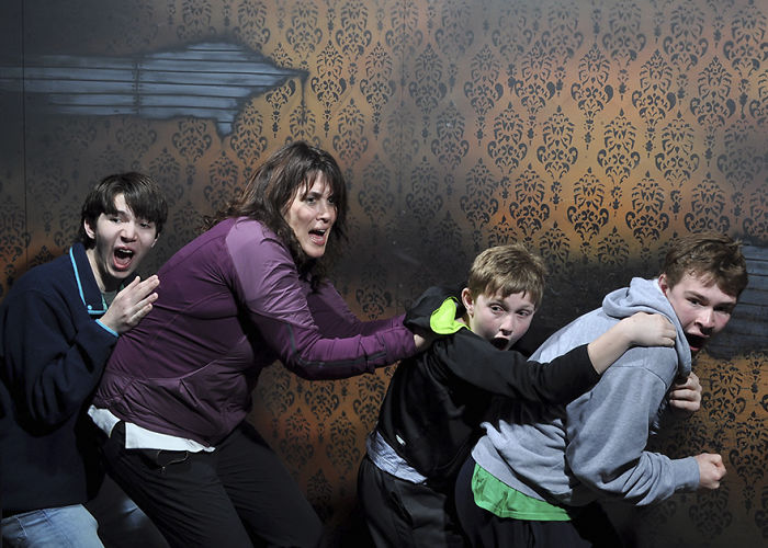 100 Hysterical Moments When People Got Scared To Death At A Haunted House, Caught By A Secret Cam
