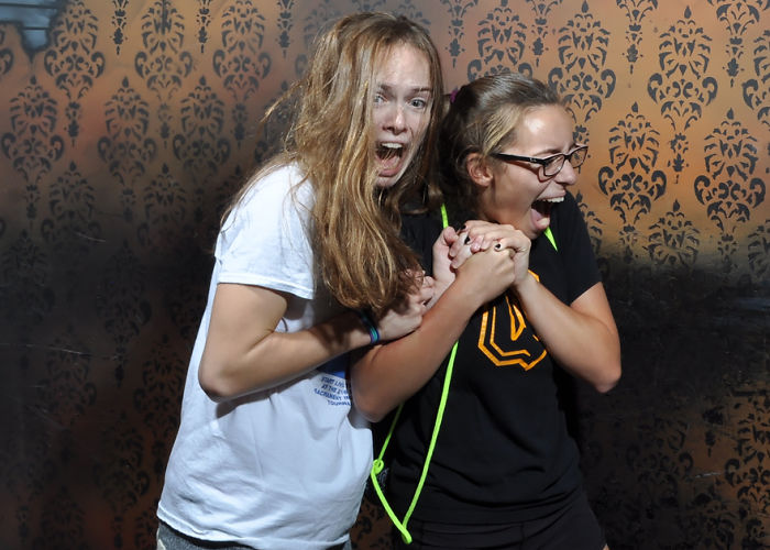100 Hysterical Moments When People Got Scared To Death At A Haunted House, Caught By A Secret Cam