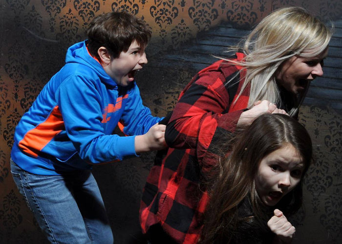 100 Hysterical Moments When People Got Scared To Death At A Haunted House, Caught By A Secret Cam