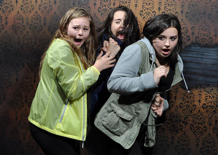 100 Hysterical Moments When People Got Scared To Death At A Haunted House, Caught By A Secret Cam
