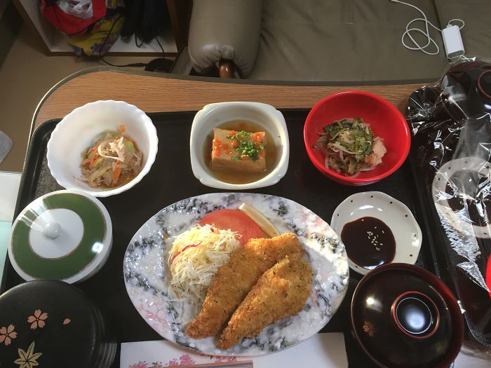 Esta mujer dió a luz en Japón, y muestra la comida que le dieron en el hospital