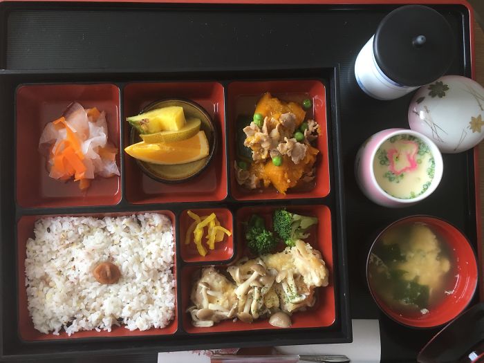 Esta mujer dió a luz en Japón, y muestra la comida que le dieron en el hospital