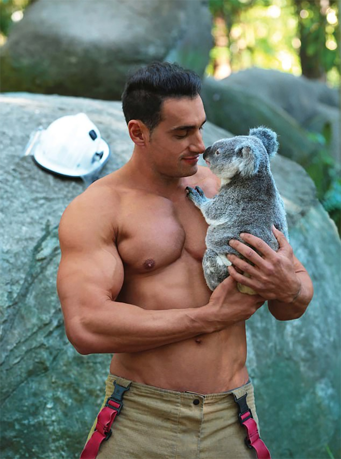 Estos bomberos australianos posan con animales en un calendario benéfico, y las fotos podrían causar incendios