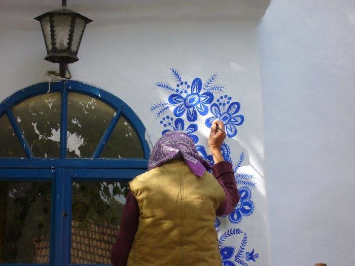 90-Year-Old Czech Grandma Turns Small Village Into Her Art Gallery By Hand-Painting Flowers On Its Houses