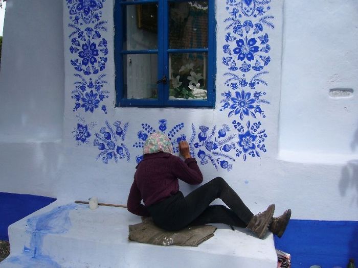 Esta abuela checa de 90 años transforma su pueblecito en su propia galería de arte pintando flores en las casas