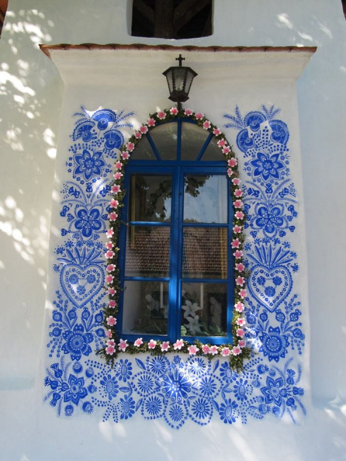 Esta abuela checa de 90 años transforma su pueblecito en su propia galería de arte pintando flores en las casas
