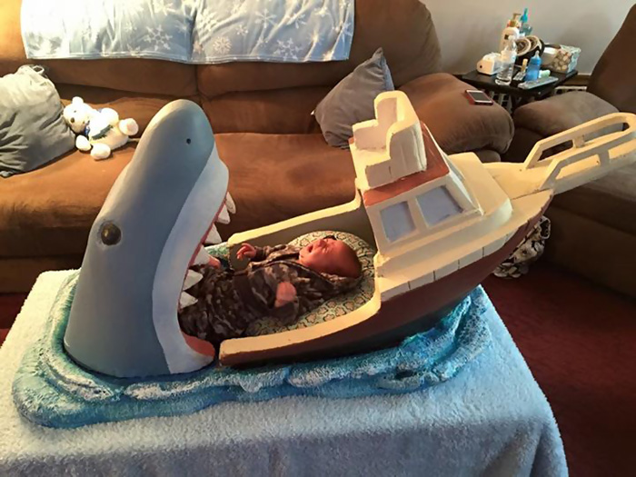 Este tío le hizo a su sobrino una cuna de Tiburón
