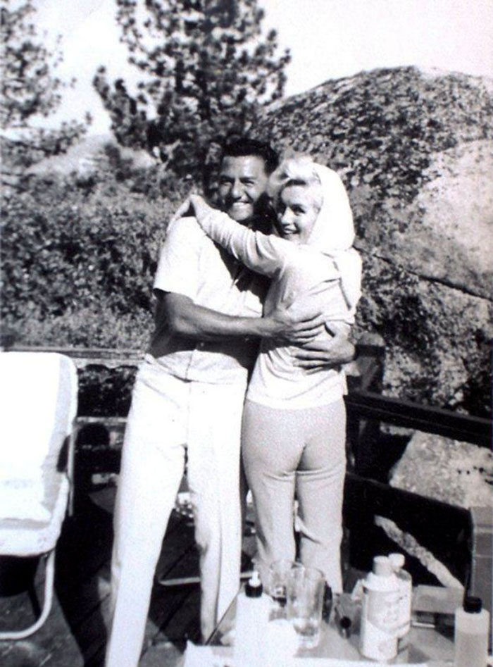 Black and white picture of Marilyn Monroe with jazz pianist Buddy Greco