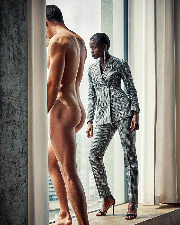 Este anuncio NSFW usa hombres desnudos como decoración para ver cómo es cuando se cambian las tornas