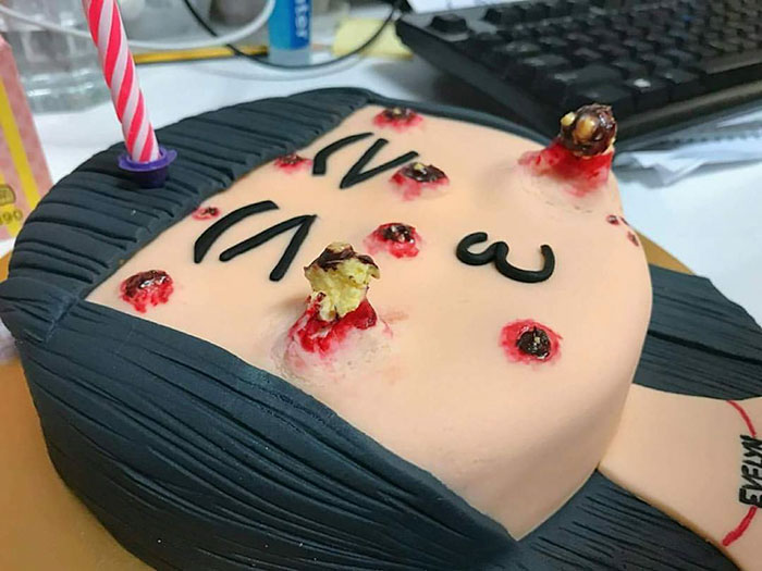 Esta tarta tiene espinillas que puedes reventar, y no podemos dejar de mirar aunque queramos