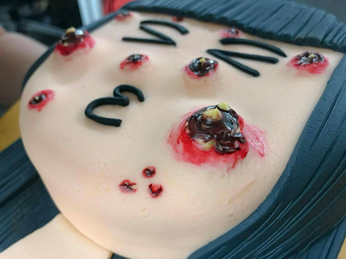 Esta tarta tiene espinillas que puedes reventar, y no podemos dejar de mirar aunque queramos