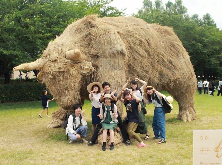 Chỉ với những cọng rơm khô, người Nhật tạo nên nhiều thứ khiến ai cũng thán phục Straw-sculptures-wara-art-festival-niigata-japan-11-59d5d4884defd__880
