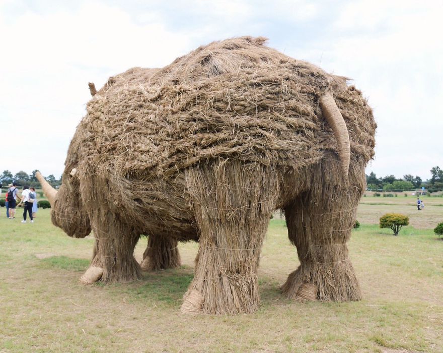 Los campos japoneses son invadidos por gigantes animales de paja tras la cosecha del arroz