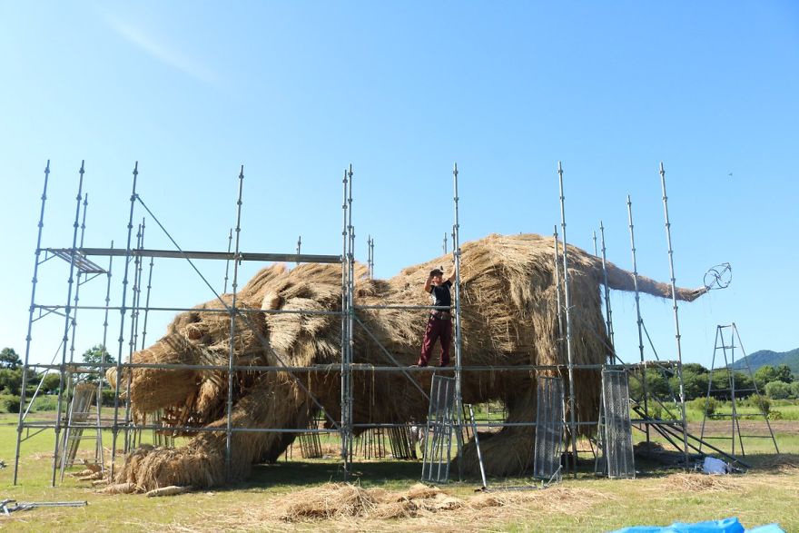 Chỉ với những cọng rơm khô, người Nhật tạo nên nhiều thứ khiến ai cũng thán phục Straw-sculptures-wara-art-festival-niigata-japan-19-59d5d4a02866f__880