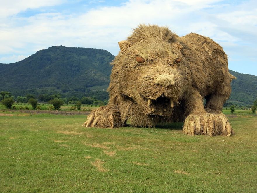 Los campos japoneses son invadidos por gigantes animales de paja tras la cosecha del arroz