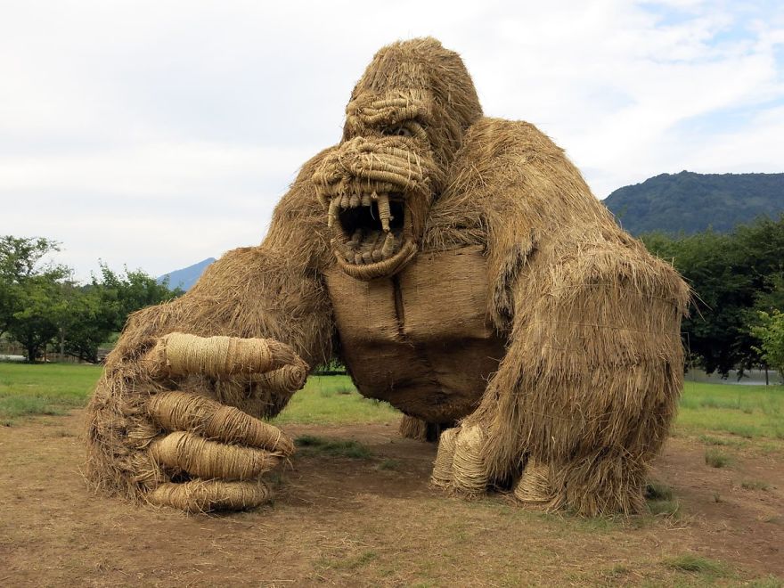 Chỉ với những cọng rơm khô, người Nhật tạo nên nhiều thứ khiến ai cũng thán phục Straw-sculptures-wara-art-festival-niigata-japan-22-59d5d4a98868b__880
