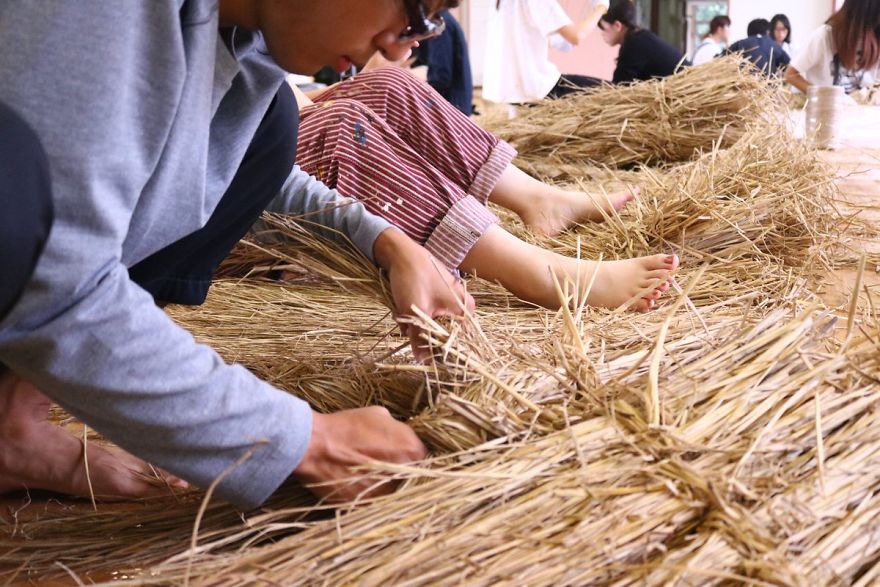 Chỉ với những cọng rơm khô, người Nhật tạo nên nhiều thứ khiến ai cũng thán phục Straw-sculptures-wara-art-festival-niigata-japan-26-59d5d4b434b71__880