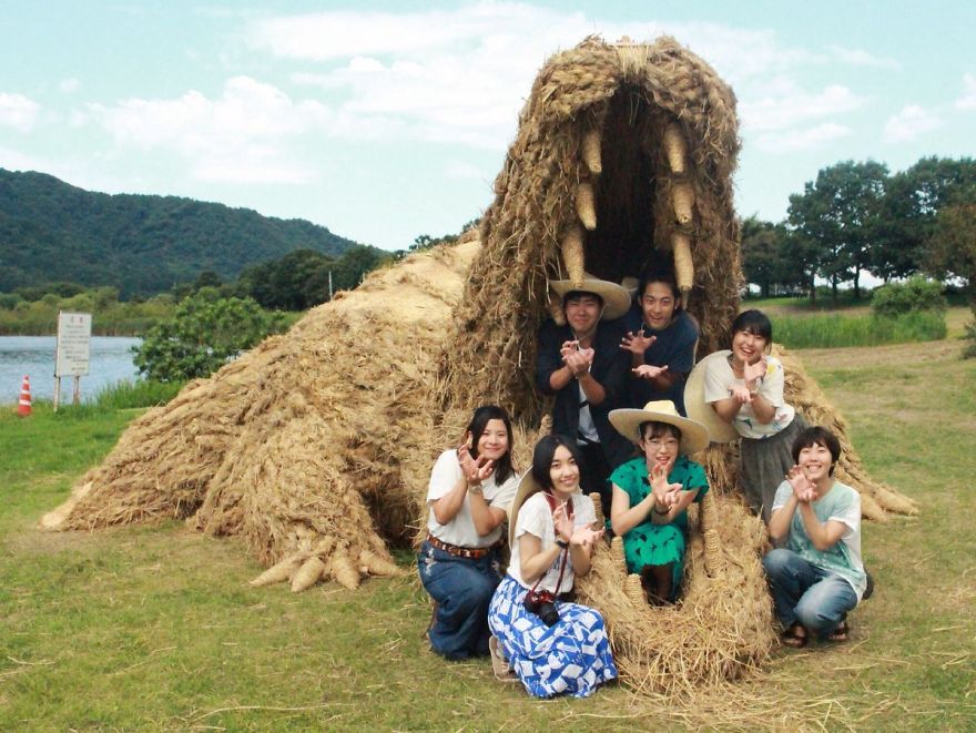 Chỉ với những cọng rơm khô, người Nhật tạo nên nhiều thứ khiến ai cũng thán phục Straw-sculptures-wara-art-festival-niigata-japan-6-59d5d47ae5d23__880