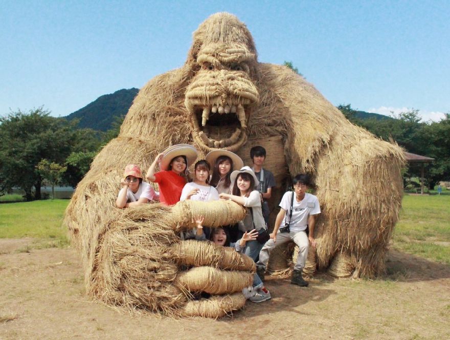 Chỉ với những cọng rơm khô, người Nhật tạo nên nhiều thứ khiến ai cũng thán phục Straw-sculptures-wara-art-festival-niigata-japan-9-59d5d4823cd96__880