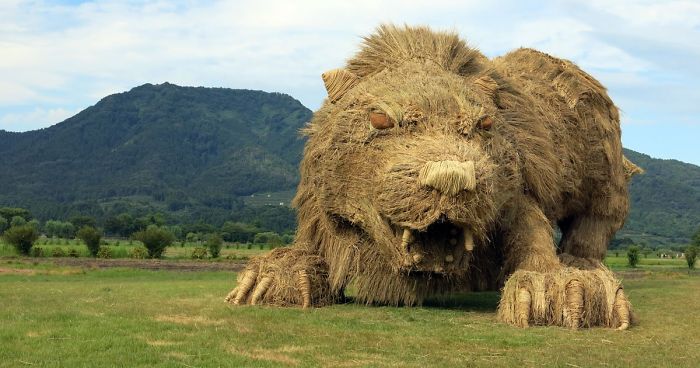Giant Straw Animals Invade Japanese Fields After Rice Harvest And They Are  Absolutely Badass | Bored Panda