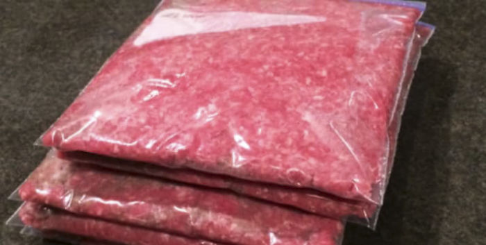 Si congelas carne picada, aplástala lo máximo posible para reducir el tiempo de descongelación