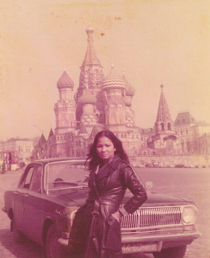 Mi madre en Moscú en 1975. Con las historias que me cuenta de sus viajes, no me sorprendería que hubiera sido espía