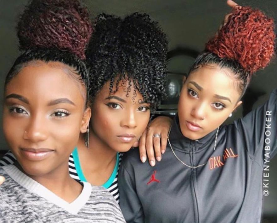 Hairdresser Is Successful On The Internet Because She Seems To Be The Sister Of Her Daughters, Could You Tell Who The Mother Is? Hairdresser Is Successful On The Internet Because She Seems To Be The Sister Of Her Daughters, Could You Tell Who The Mother Is?