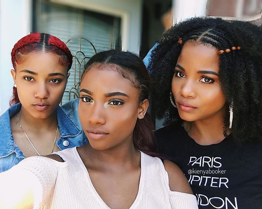Hairdresser Is Successful On The Internet Because She Seems To Be The Sister Of Her Daughters, Could You Tell Who The Mother Is? Hairdresser Is Successful On The Internet Because She Seems To Be The Sister Of Her Daughters, Could You Tell Who The Mother Is?