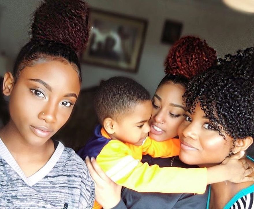 Hairdresser Is Successful On The Internet Because She Seems To Be The Sister Of Her Daughters, Could You Tell Who The Mother Is? Hairdresser Is Successful On The Internet Because She Seems To Be The Sister Of Her Daughters, Could You Tell Who The Mother Is?